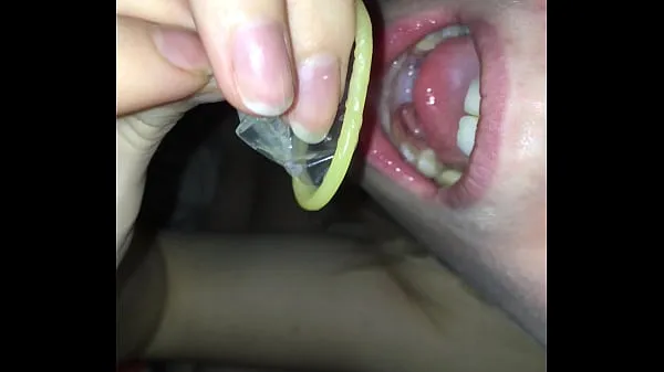 Grote swallowing cum from a condom totale buis
