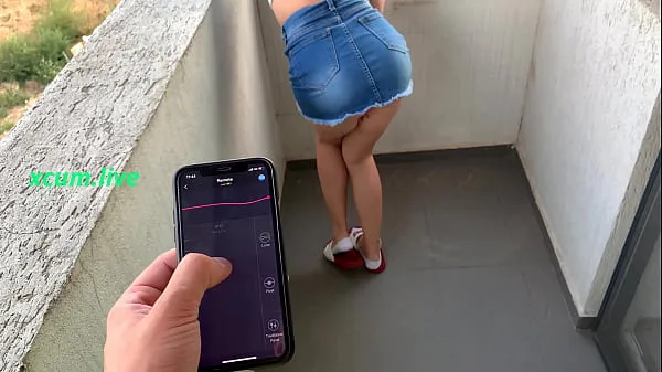 Duża Controlling vibrator by step brother in public places całkowita rura