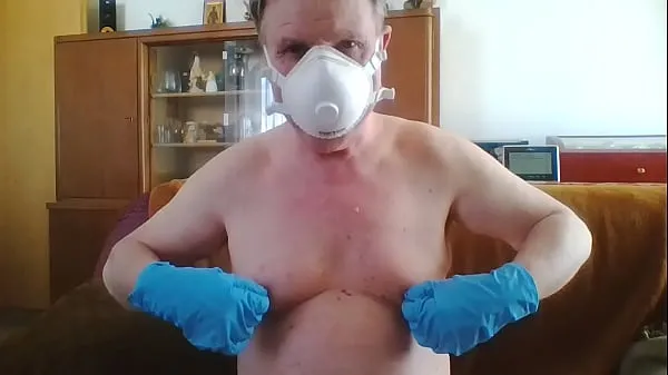 Store Andreas with a dust mask and gloves picks one off samlede rør