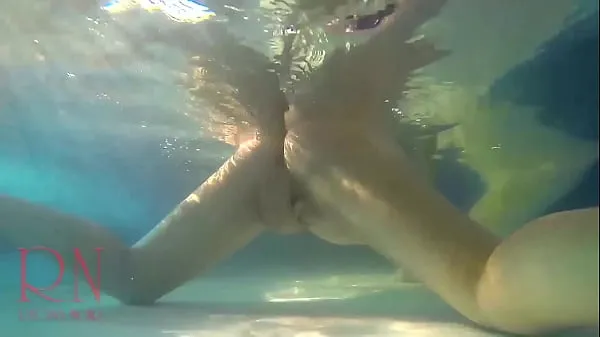 Grande Spettacolo di figa sott'acqua. Sirena si masturba con dita Bambina elegante e flessibile, nuota sott'acqua nella piscina all'aperto tubo totale