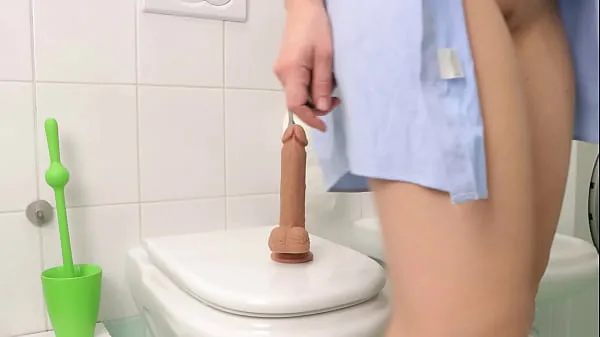 큰 The beauty hid in the toilet and fucked herself with a big dildo. Masturbation. AnnaHomeMix 총 튜브