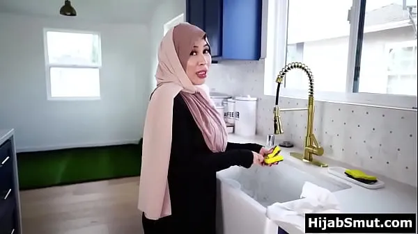 大Hijab wearing muslim MILF caught husband fucking sex toy总管