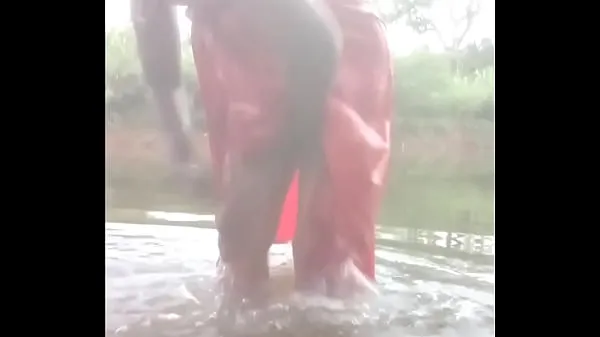 Duża Indian village desi aunty Topless Outdoor Bath with shakshi całkowita rura