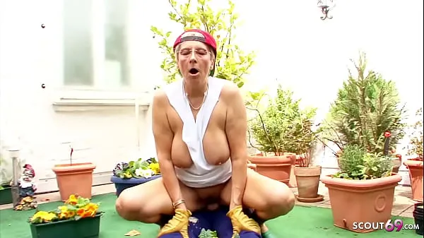 Büyük German Grandma with Huge Boobs seduce to Fuck in her Garden toplam Tüp