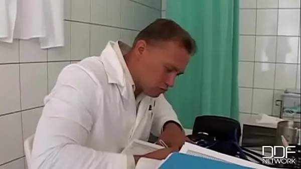 Velika Doctor checks this perfect throat skupna cev