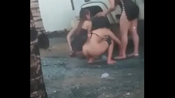 Grote Hot ass of women pissing on the street totale buis