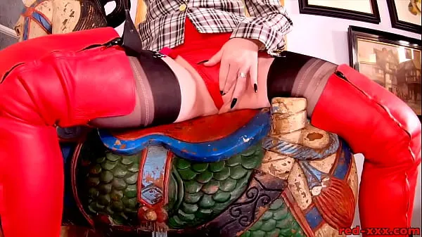 Duża Hot MILF Red XXX in her sexy red thigh high boots całkowita rura