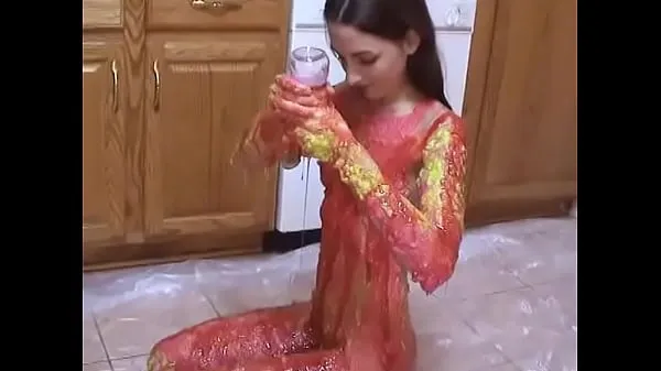 أنبوب Horny bitch in the kitchen is playing around in the food coloring and syrup كبير