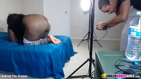 Big Renee Takes a Call While Filming Porn tổng số ống