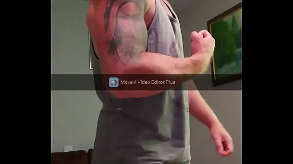 Große Muscular guy is showing body and jerking off in home gesamte Röhre