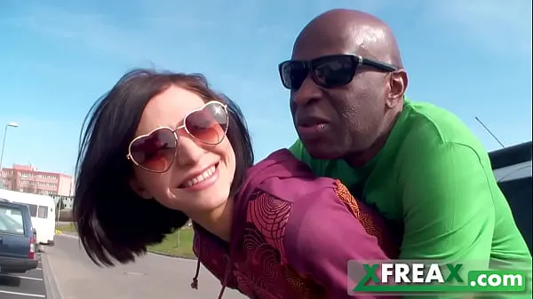 Big Ukrainian hitch hiker Lina Arian gets picked up by a black guy in a car and then deep throats on his big black cock celková trubka