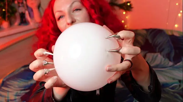 Duża MILF blowing up inflates an air balloons całkowita rura