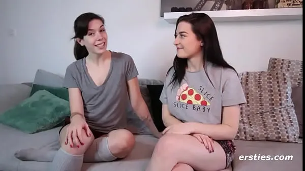 Jumlah Tiub Ersties: Cute Lesbian Couple Take Turns Eating Pussy besar