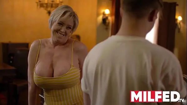 Μεγάλο Mother-in-law Seduces him with her HUGE Tits (Dee Williams) — MILFED συνολικό σωλήνα