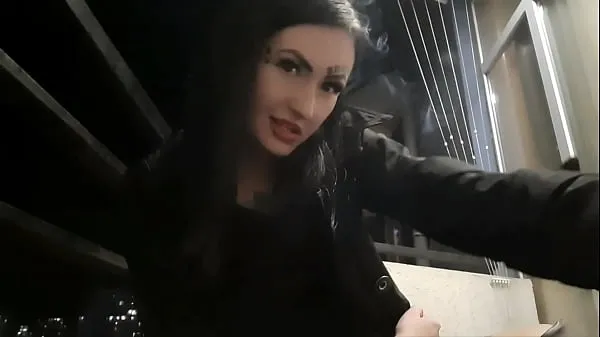 Nagy Dominatrix Nika smokes sexy in the evening on her balcony and blows smoke in your face teljes cső
