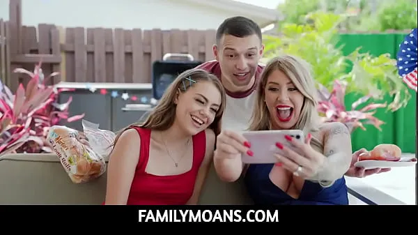 Veľká FamilyMoans - When stepbrother Johnny arrives at the party, he starts grilling some hotdogs, and sneakily gives some to Selena who starts sucking on his wiener as a way to say thank you totálna trubica
