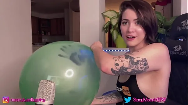 کل ٹیوب Inflating a big green baloon بڑا