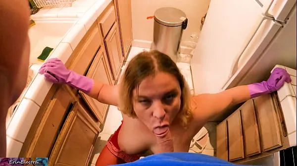 أنبوب Stepmom in the kitchen helps stepson with his boner كبير