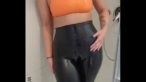 Veľká Big Ass MILF Showing Off Her Curvy Body in Shower totálna trubica