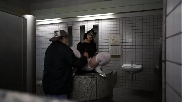 Grote Japanese transvestite Ayumi handjob public toilet 002 totale buis
