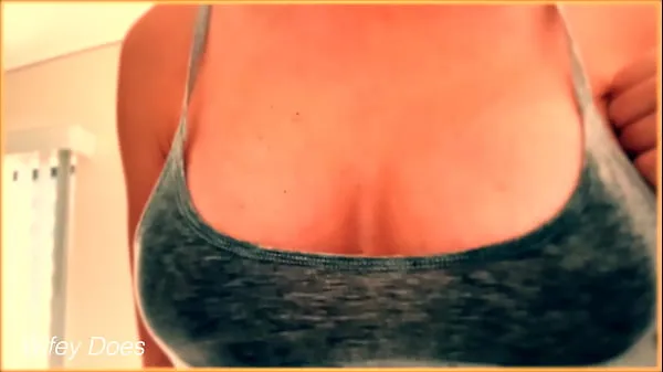 Grote Wife braless wet shirt with big tits totale buis