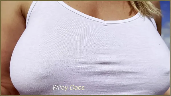 Große SEXY MILF public exhibitionist dare - wet shirt in public and lets stranger poor water on her braless boobs gesamte Röhre