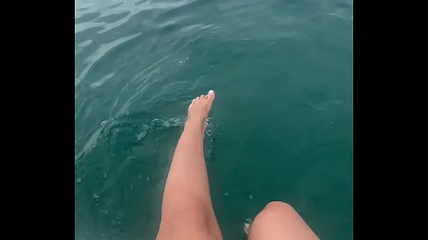 큰 The warm sea water caresses my feet 총 튜브
