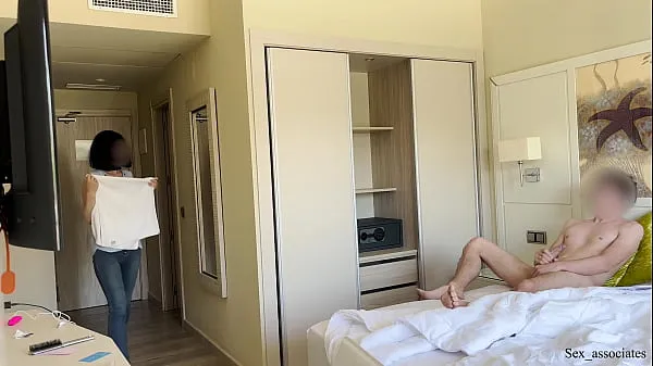 Stor PUBLIC DICK FLASH. I pull out my dick in front of a hotel maid and she agreed to jerk me off totalt rör