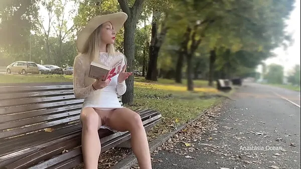 Grote My wife is flashing her pussy to people in park. No panties in public totale buis
