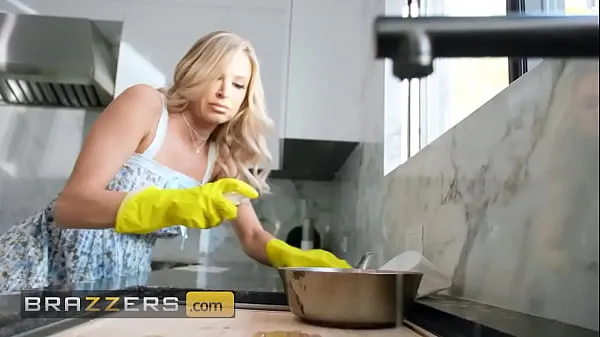 Big Emma Hix Seduces The Plumber By Sitting On His Face & Grabbing HIs Dick While He Works - BRAZZERS tổng số ống