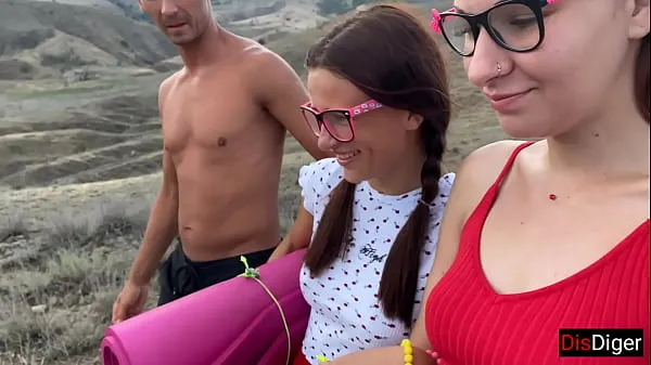 Büyük Guys picked up two girls in the mountains and fucked them there toplam Tüp