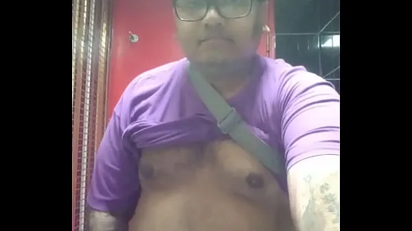 Veľká Vaibhav Pisses In A Public Toilet With His Boobs & Belly Out totálna trubica