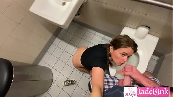 Veľká Real amateur couple fuck in public bathroom totálna trubica