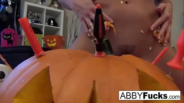 Grote Abigail carves a pumpkin then plays with herself totale buis