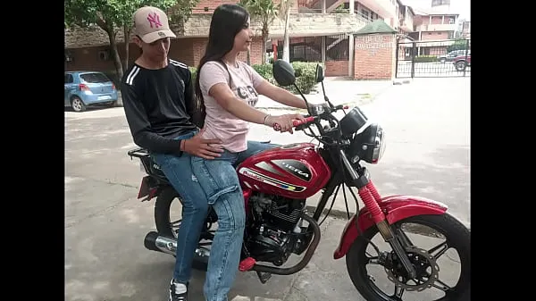 Jumlah Tiub I WAS TEACHING MY NEIGHBOR DEK NEIGHBORHOOD HOW TO RIDE A MOTORCYCLE, BUT THE HORNY GIRL SAT ON MY LEGS AND IT EXCITED ME HOW DELICIOUS besar