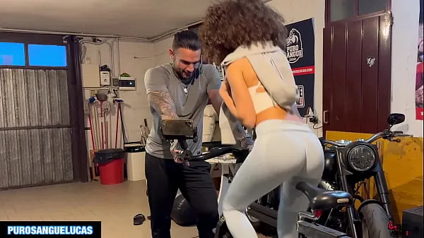 Grote FAKE PERSONAL TRAINER with BEATRICE SEGRETI FUCKING A TEEN CURLY BRUNETTE AFTER A WORKOUT totale buis