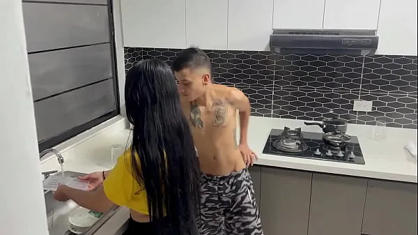Stor Amateur couple of stepbrothers have sex in the kitchen while their stepfathers are away totalt rör