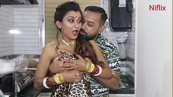 Μεγάλο Young Newly Married Indian Wife Romantic Love Making In Kitchen συνολικό σωλήνα