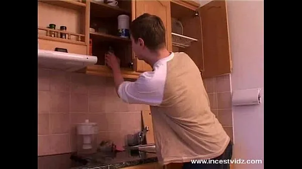 Grote Mature mom and young guy on the kitchen totale buis