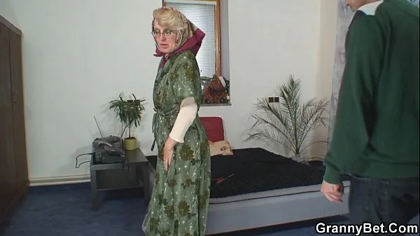 Veľká Lonely old grandma pleases an young guy totálna trubica